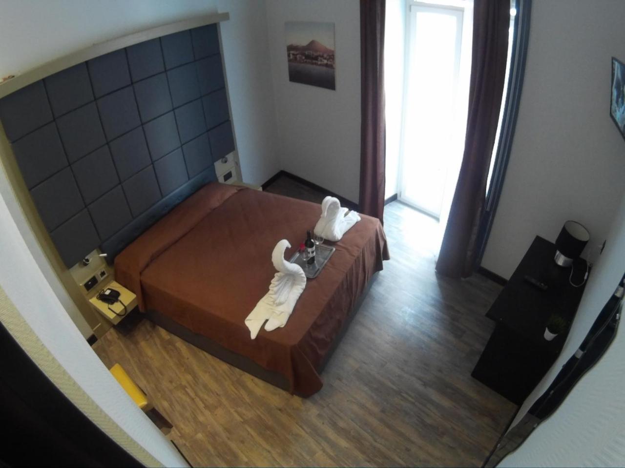 โดลเช วีตา รูม แอนด์ เบรคฟาสต์ Bed & Breakfast เนเปิลส์ ภายนอก รูปภาพ
