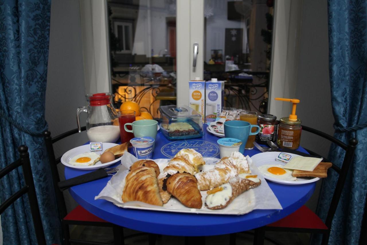 โดลเช วีตา รูม แอนด์ เบรคฟาสต์ Bed & Breakfast เนเปิลส์ ภายนอก รูปภาพ