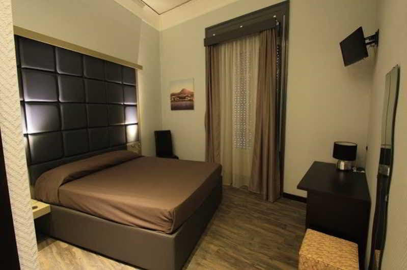 โดลเช วีตา รูม แอนด์ เบรคฟาสต์ Bed & Breakfast เนเปิลส์ ภายนอก รูปภาพ